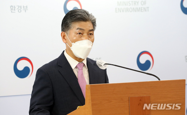 [세종=뉴시스]강종민 기자 = 서흥원 온실가스종합정보센터장이 8일 오전 정부세종청사에서 유관기관 자료와 배출권거래제 정보 등을 활용해 추계한 2020년 국가 온실가스 잠정 배출량은 6억 4860만 t으로 전년 잠정치보다 7.3%, 최정점을 기록했던 2018년 7억 2760만 t보다 10.9% 감소한 것으로 나타났다고 밝히고 있다. 2021.06.08. ppkjm@newsis.com