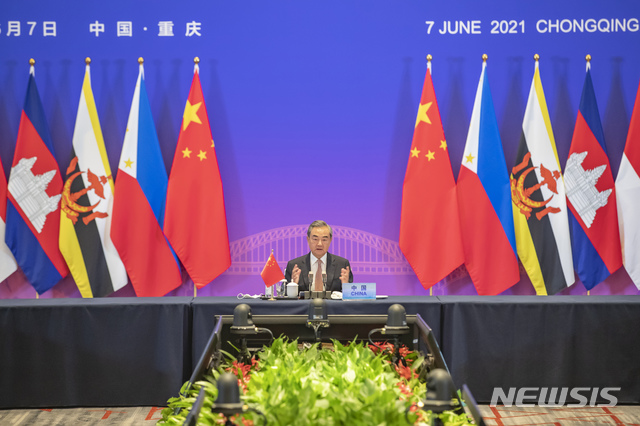 [충칭=AP/뉴시스] 중국의 왕이 외교담당 국무위원 겸 외교부장이 6월 중국-아세안 외교장관 화상회담에서 발언하고 있다. 2021.06.08 