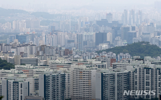 [서울=뉴시스]조수정 기자 = 지난 달 한강 이북 서울 14개구 강북권 아파트 평균 전셋값이 처음으로 5억원을 돌파했다. 8일 서울 남산에서 바라본 강북권 아파트. 2021.06.08. chocrystal@newsis.com