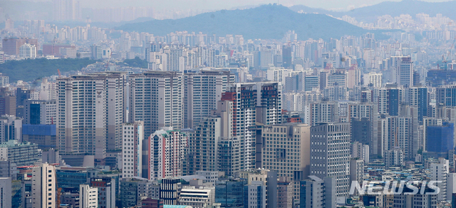 [서울=뉴시스]조수정 기자 = 지난 달 한강 이북 서울 14개구 강북권 아파트 평균 전셋값이 처음으로 5억원을 돌파했다. 8일 서울 남산에서 바라본 강북권 아파트. 2021.06.08. chocrystal@newsis.com