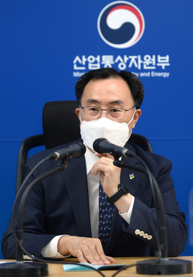 [서울=뉴시스]문승욱 산업통상자원부 장관이 8일 세종시 정부세종청사 산업부 기자실에서 열린 출입기자단 간담회에 참석해 질의응답을 하고 있다. (사진=산업통상자원부 제공) 2021.06.08. photo@newsis.com *재판매 및 DB 금지