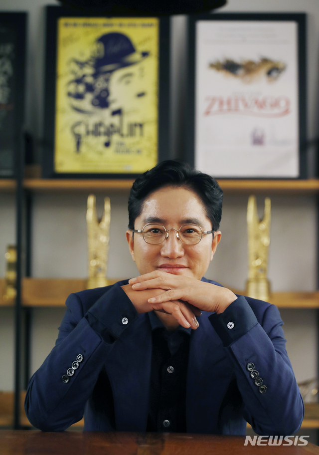 [서울=뉴시스]김형수 기자 = 설립 20주년을 맞은 뮤지컬 제작사 오디컴퍼니 신춘수 대표가 8일 오후 서울 강남구 오디컴퍼니 사무실에서 인터뷰 도중 포즈를 취하고 있다. 2021.06.09. kyungwoon59@newsis.com