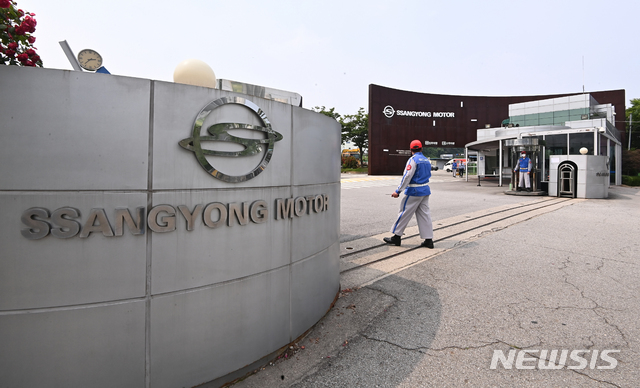 [평택=뉴시스]김종택기자 = 기업 회생절차를 밟고 있는 쌍용자동차 노조가 최대 2년간 직원의 절반이 무급 휴직하는 내용 등을 담은 자구안을 가결시켰다. 사진은 8일 오후 경기도 평택시 쌍용자동차 정문 모습. 2021.06.08. jtk@newsis.com