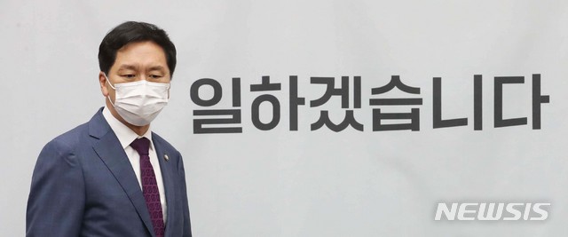 [서울=뉴시스]최동준 기자 = 김기현 국민의힘 대표 권한대행 겸 원내대표가 8일 오후 서울 여의도 국회에서 열린 코로나 백신 태스크포스(TF) 임명장 수여식 및 1차 회의에 입장하고 있다. (공동취재사진) 2021.06.08. photo@newsis.com