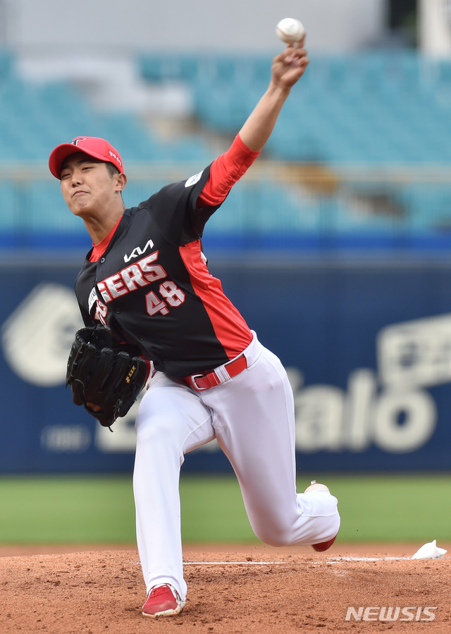 [대구=뉴시스]이무열 기자 = 8일 오후 대구 수성구 삼성라이온즈파크에서 열린 ‘2021 신한은행 SOL KBO리그’ 삼성 라이온즈와 KIA 타이거즈의 경기, 1회말 KIA 선발투수 이의리가 역투하고 있다. 2021.06.08. lmy@newsis.com