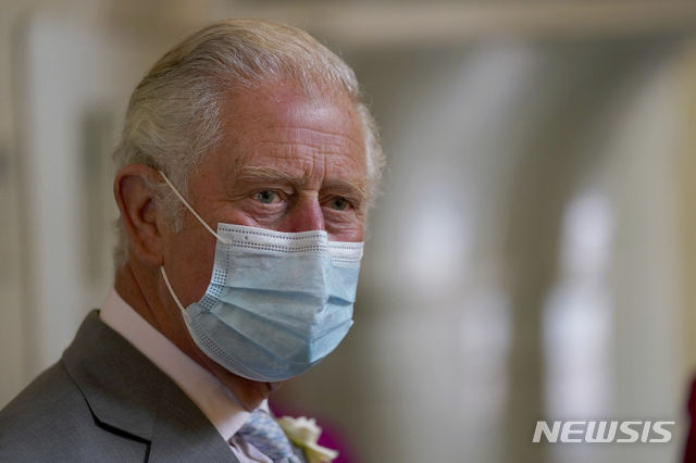 [옥스퍼드=AP/뉴시스] 찰스 영국 왕세자가 지난해 6월8일(현지시간) 영국 옥스퍼드 서머빌 칼리지를 방문하고 있다. 2021.06.09.