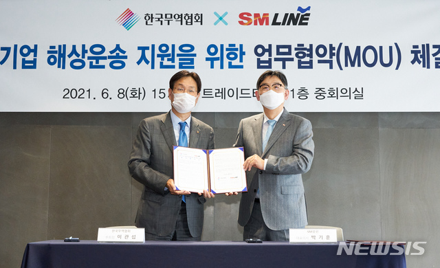 [서울=뉴시스] 한국무역협회와 SM상선이 8일 삼성동 트레이드타워에서 '중소기업 해상운송 지원을 위한 업무협약(MOU)'을 체결했다. 왼쪽부터 이관섭 무역협회 부회장과 박기훈 SM상선 대표이사.(사진=한국무역협회 제공) 2021.6.9 photo@newsis.com