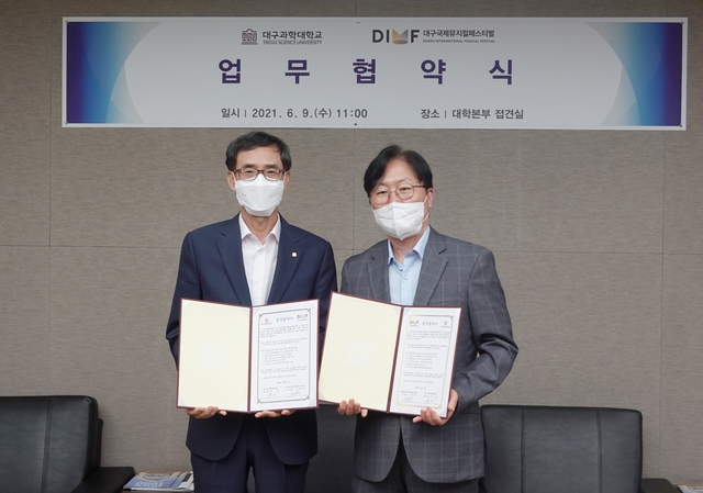 대구국제뮤지컬페스티벌(DIMF)은 9일 대구과학대학교에서 대구과학대와 공연문화예술 분야 전문인재 육성을 위한 업무협약을 체결했다. 대구과학대 박준 총장(왼쪽)과 배성혁 DIMF 집행위원장(오른쪽) *재판매 및 DB 금지