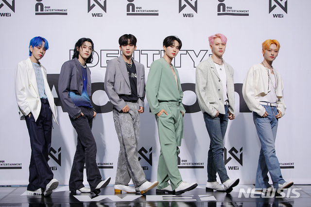 [서울=뉴시스]그룹 '위아이'가 9일 열린 세 번째 미니앨범 쇼케이스에서 포즈를 취하고 있다. (사진=위엔터테인먼트 제공) 2021.06.09. photo@newsis.com