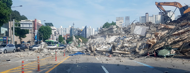  [광주=뉴시스] 신대희 기자 = 9일 오후 4시 22분께 광주 동구 학동 한 공사장 건물이 무너져 시내버스를 덮쳤다. (사진 = 독자 제공) 2021.06.09. photo@newsis.com *재판매 및 DB 금지