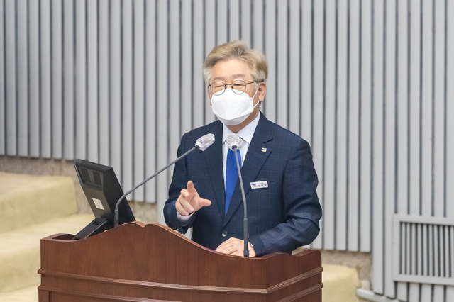 [수원=뉴시스] 9일 경기도의회 제352회 정례회 제2차 본회의에서 도정질의 중인 이재명 경기도지사. (사진=경기도 제공) *재판매 및 DB 금지