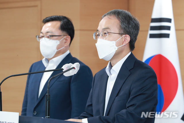 [서울=뉴시스] 김성보 서울시 주택건축본부장(왼쪽)과 김수상 국토교통부 주택토지실장. (사진=국토부 제공)