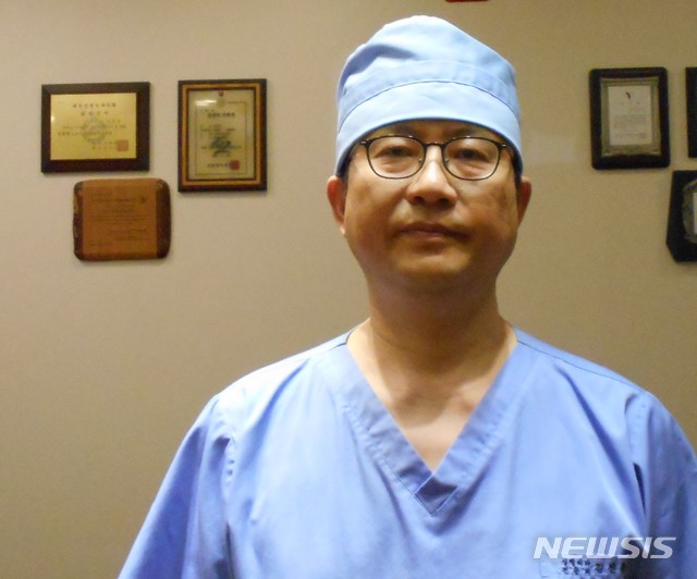 [서울=뉴시스]의료범죄척결 시민단체 '닥터 벤데타' 대표 겸 성형외과 전문의 김선웅 천안메디성형외과 원장. (사진= 본인 제공) 2021.06.09