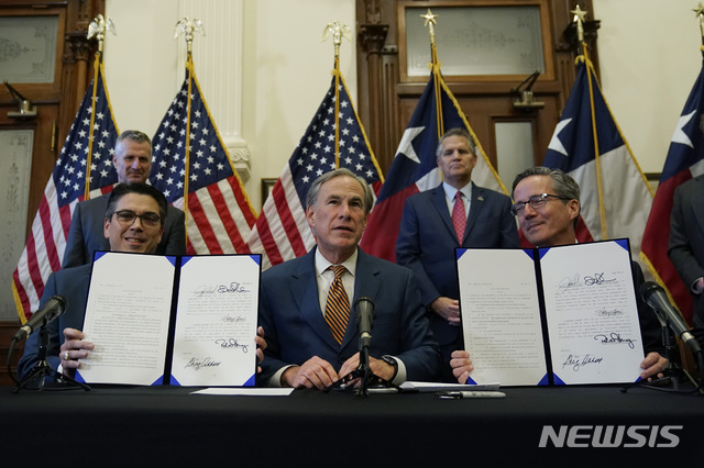 [오스틴( 미 텍사스주)= AP/뉴시스] 미국 공화당이 2026년 11월 하원의원 선거를 앞두고 추진한 텍사스주 선거구 개정이 법원에서 저지됐다. 사진은 공화당 소속 그렉 애벗 텍사스주지사. 2025.11.19.
