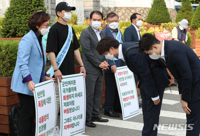 [서울=뉴시스] 고승민 기자 = 국민의힘 이준석 당대표 후보가 6월 9일 서울 국방부 앞에서 피켓시위중인 천안함재단, 유가족회, 생존자전우회원들을 찾아 인사를 하고 있다. 2021.07.05. kkssmm99@newsis.com