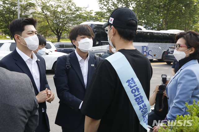 [서울=뉴시스] 고승민 기자 = 국민의힘 이준석 당대표 후보가 9일 서울 국방부 앞에서 피켓시위중인 천안함재단, 유가족회, 생존자전우회원들을 찾아 인사를 하고 있다. 2021.06.09. kkssmm99@newsis.com