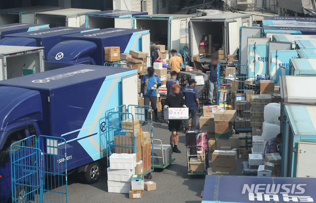 [서울=뉴시스]조수정 기자 = 2차 사회적 합의가 결렬되어 쟁의권이 있는 전국택배노조 조합원들이 무기한 파업에 돌입한 9일 오전 서울 시내 한 택배 업체 물류센터에서 쟁의권이 없는 조합원 등이 택배 박스 등을 옮기고 있다. 2021.06.09. chocrystal@newsis.com