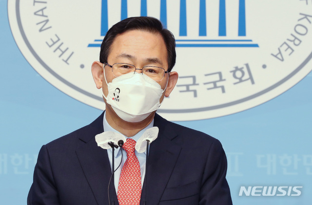 [서울=뉴시스]최동준 기자 = 주호영 국민의힘 의원이 지난달 9일 서울 여의도 국회 소통관에서 기자회견을 진행 중이다. (공동취재사진) 2021.06.09. photo@newsis.com