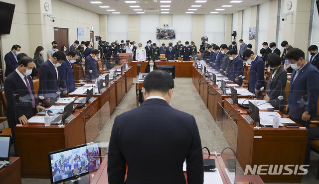 [서울=뉴시스]전신 기자 = 서욱 국방부 장관이 9일 서울 여의도 국회에서 열린 국방위원회 전체회의에서 성추행 피해 신고 뒤 극단적 선택을 한 공군 이 모 중사를 추모하며 묵념하고 있다. (공동취재사진) 2021.06.09. photo@newsis.com