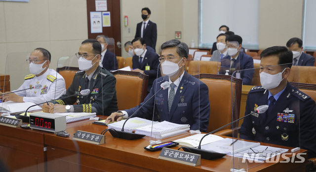 [서울=뉴시스]전신 기자 = 서욱 국방부 장관이 9일 서울 여의도 국회에서 열린 국방위원회 전체회의에 자리하고 있다. 오른쪽부터 정상화 공군참모차장, 서욱 장관, 남영신 육군참모총장, 부석종 해군참모총장. (공동취재사진) 2021.06.09. photo@newsis.com