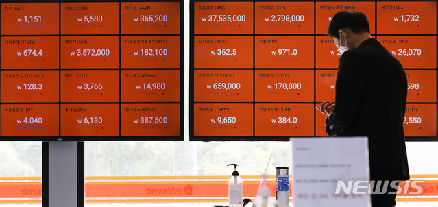 [서울=뉴시스]고범준 기자 = 암호화폐 비트코인이 3700만원대에서 거래되고 있는 9일 오전 서울 강남구 암호화폐 거래소 빗썸 강남 고객센터 전광판에 비트코인 등 암호화폐 시세가 표시되고 있다. 2021.06.09. bjko@newsis.com