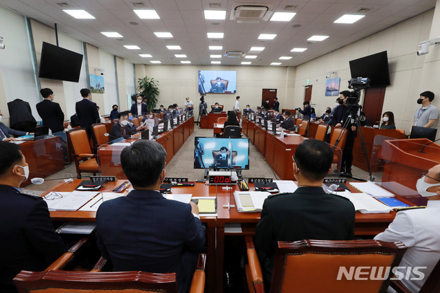 [서울=뉴시스]추상철 기자 = 서욱 국방부 장관이 9일 서울 여의도 국회에서 열린 국방위원회 전체회의에 출석해 있다. (공동취재사진) 2021.06.09. photo@newsis.com