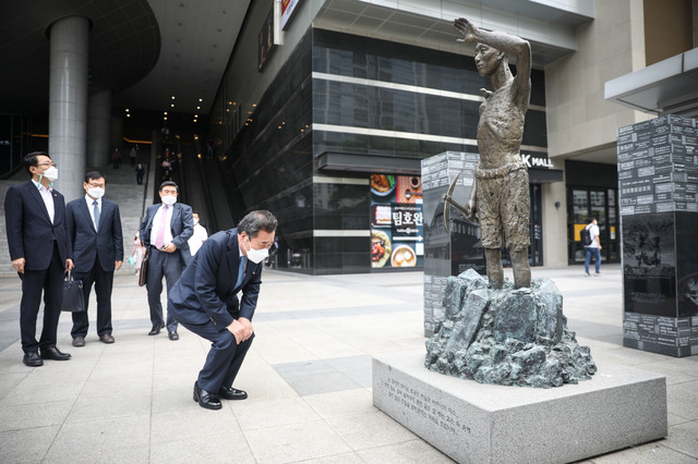 [서울=뉴시스]최동준 기자 = 더불어민주당 이낙연 전 대표가 지난해 6월9일 서울 용산역 광장에서 일제 강제징용 피해자 간담회 전 강제징용 노동자상을 살펴보고 있다. (사진=이낙연 의원실 제공) 2021.06.09. photo@newsis.com *재판매 및 DB 금지