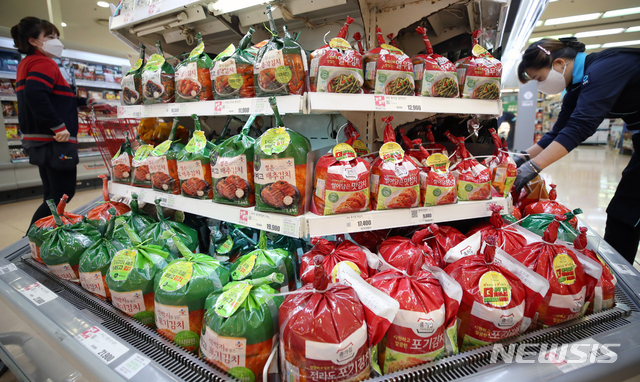 [서울=뉴시스]조성우 기자 = 서울 한 대형마트에서 직원이 포장김치를 정리하고 있다. 2021.06.09. xconfind@newsis.com