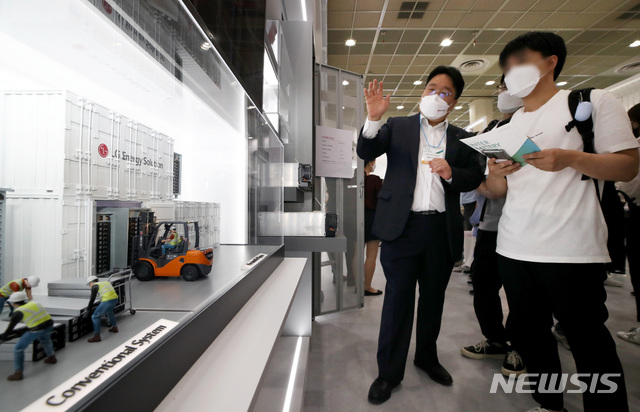 [서울=뉴시스]김병문 기자 = 9일 오전 서울 강남구 코엑스에서 열린 2021 인터배터리 전시회의 LG에너지솔루션 부스에 ESS 배터리가 전시돼 있다. 2021.06.09. dadazon@newsis.com