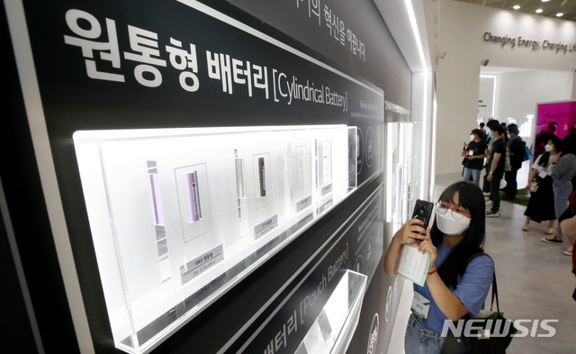 [서울=뉴시스]김병문 기자 = 9일 오전 서울 강남구 코엑스에서 열린 2021 인터배터리 전시회의 LG에너지솔루션 부스에 원통형 배터리가 전시돼 있다. 2021.06.09. dadazon@newsis.com
