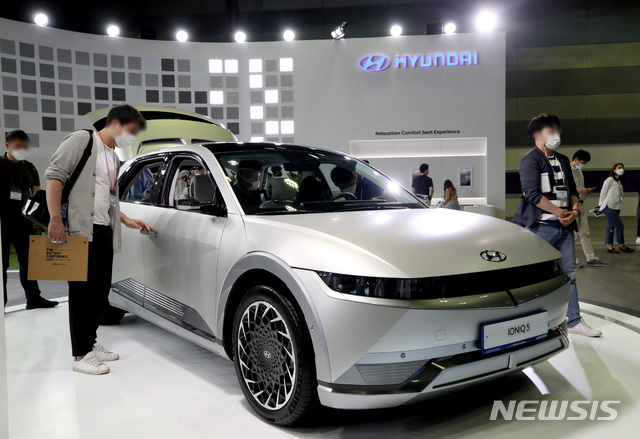 [서울=뉴시스]김병문 기자 = 9일 오전 서울 강남구 코엑스에서 열린 '2021 xEV 트렌드 코리아'의 현대차 부스에 전기 자동차 아이오닉5가 전시돼 있다. 2021.06.09. dadazon@newsis.com