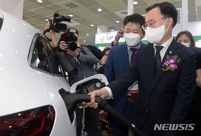 [서울=뉴시스]김병문 기자 = 문승욱 산업통상자원부 장관이 9일 서울 강남구 코엑스에서 열린 인터배터리 전시회에서 김동명 LG에너지솔루션 부사장과 전기차 배터리 재사용 시스템을 체험하고 있다. (공동취재사진) 2021.06.09. photo@newsis.com
