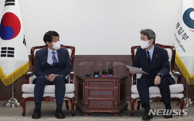 [서울=뉴시스]김명원 기자 = 이인영 통일부 장관이 9일 오후 서울 종로구 정부서울청사 장관실에서 안영배 한국관광공사 사장과 만나 대화를 나누고 있다. (공동취재사진) 2021.06.09. photo@newsis.com