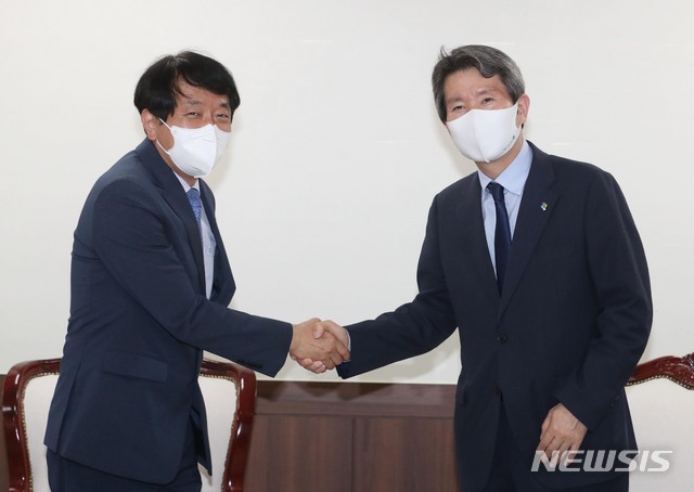 [서울=뉴시스]김명원 기자 = 이인영 통일부 장관이 9일 오후 서울 종로구 정부서울청사 장관실에서 안영배 한국관광공사 사장과 만나 인사를 나누고 있다. (공동취재사진) 2021.06.09. photo@newsis.com