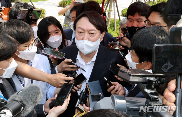 [서울=뉴시스]조성우 기자 = 윤석열 전 검찰총장이 9일 서울 남산예장공원에 문을 연 우당 이회영 기념관 개장식에 참석해 취재진 질문에 답하고 있다. (공동취재사진) 2021.06.09. photo@newsis.com