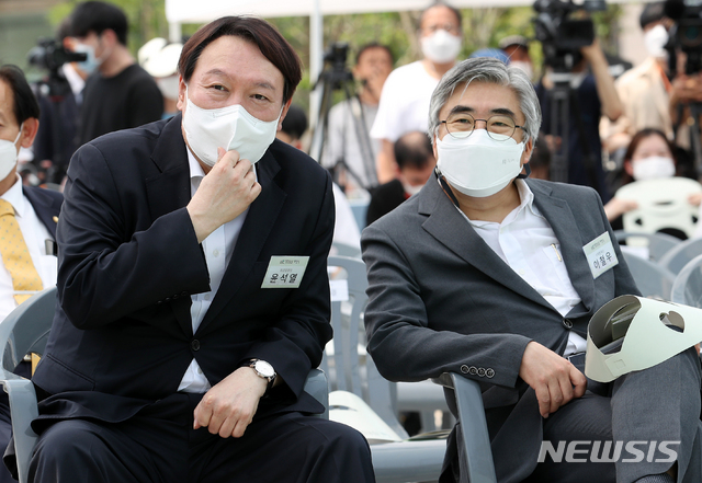 [서울=뉴시스]조성우 기자 = 윤석열 전 검찰총장이 9일 오후 서울 중구 남산예장공원 개장식에서 이회영 선생의 증손자이자 친구로 알려진 이철우 연세대 교수와 대화하고 있다. 2021.06.09. xconfind@newsis.com