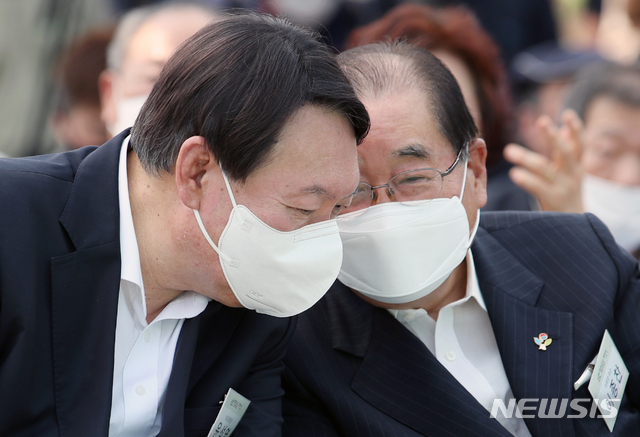 [서울=뉴시스]조성우 기자 = 윤석열 전 검찰총장이 9일 오후 서울 중구 남산예장공원 개장식에 참석해 이종찬 국립대한민국임시정부기념관 건립위원장과 대화하고 있다. 2021.06.09. xconfind@newsis.com