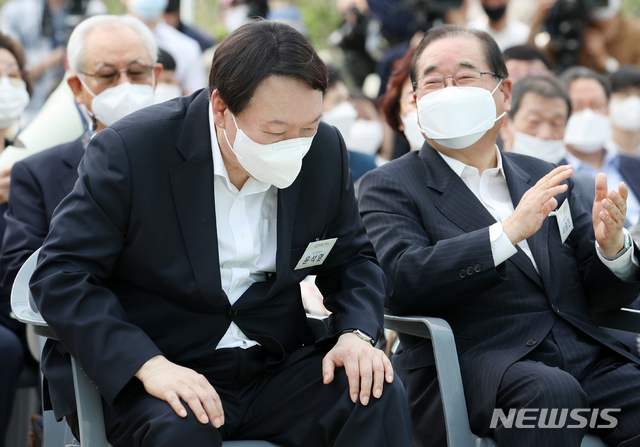 [서울=뉴시스]조성우 기자 = 윤석열 전 검찰총장이 9일 오후 서울 중구 남산예장공원 개장식에서 오세훈 서울시장이 환영사에서 자신을 언급하자 목례를 하고 있다. 2021.06.09. xconfind@newsis.com