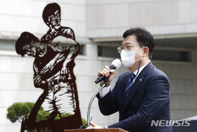 [서울=뉴시스]정병혁 기자 = 9일 서울 서대문구 연세대학교 한열동산에서 열린 제34주기 이한열 추모식에 참석한 송영길 더불어민주당 대표가 인사말을 하고 있다. 2021.06.09. jhope@newsis.com