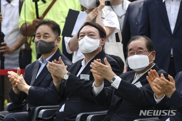 [서울=뉴시스]조성우 기자 = 윤석열 전 검찰총장이 9일 서울 중구 남산예장공원에서 열린 독립운동가 우당 이회영 선생 기념관 개관식에 참석해 박수를 치고 있다. (공동취재사진) 2021.06.09. photo@newsis.com