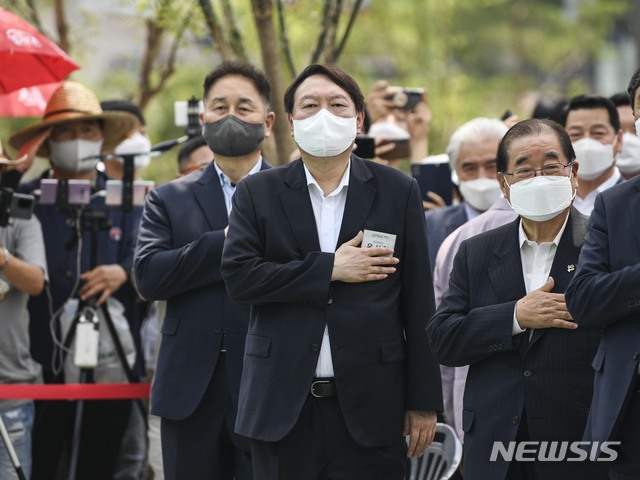 [서울=뉴시스]조성우 기자 = 윤석열 전 검찰총장이 9일 서울 중구 남산예장공원에서 열린 독립운동가 우당 이회영 선생 기념관 개관식에 참석해 국민의례를 하고 있다. (공동취재사진) 2021.06.09. photo@newsis.com