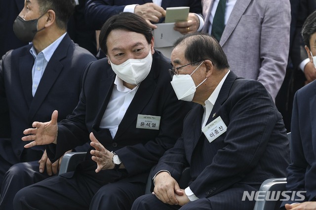 [서울=뉴시스]조성우 기자 = 윤석열 전 검찰총장이 9일 서울 중구 남산예장공원에서 열린 독립운동가 우당 이회영 선생 기념관 개관식에 참석해 이종찬 전 국정원장과 대화하고 있다. (공동취재사진) 2021.06.09. photo@newsis.com