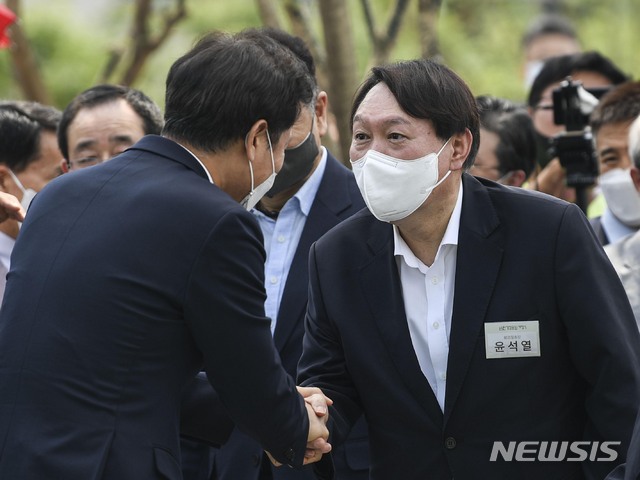 [서울=뉴시스]조성우 기자 = 윤석열 전 검찰총장이 9일 서울 중구 남산예장공원에서 열린 독립운동가 우당 이회영 선생 기념관 개관식에 참석해 오세훈 서울시장과 악수하고 있다. (공동취재사진) 2021.06.09. photo@newsis.com