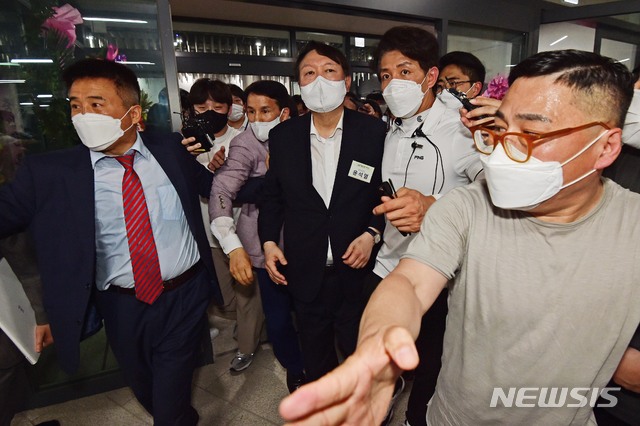 [서울=뉴시스]조성우 기자 = 윤석열 전 검찰총장이 9일 서울 중구 남산예장공원에서 열린 독립운동가 우당 이회영 선생 기념관 개관식에 참석해 기념관을 둘러본 뒤 나서고 있다. (공동취재사진) 2021.06.09. photo@newsis.com