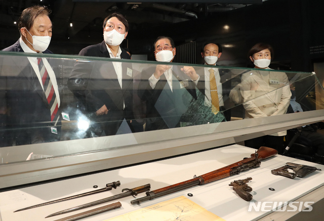 [서울=뉴시스]조성우 기자 = 윤석열 전 검찰총장 9일 오후 서울 중구 남산예장공원 내에 있는 우당 이회영 선생 기념관 개관식에 참석해 이회영의 후손인 이종찬 대한민국임시정부기념관 건립위원장의 안내로 봉오동·청산리전투때 사용된 옛 체코군단의 소총을 살펴보고 있다. (공동취재사진) 2021.06.09. photo@newsis.com