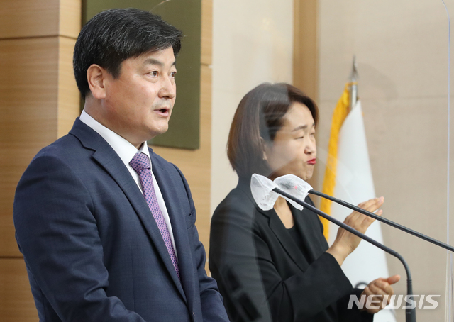 [서울=뉴시스]김명원 기자 = 염민섭 보건복지부 정신건강정책관이 9일 서울 종로구 정부서울청사 별관 합동브리핑룸에서 포스트코로나 대비 자살예방강화대책 발표를 하고 있다. 2021.06.09. kmx1105@newsis.com