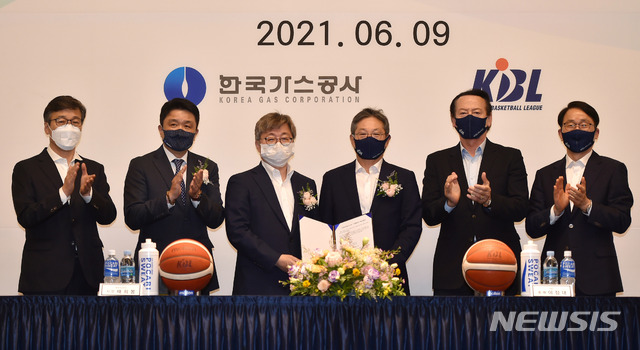 [대구=뉴시스]이무열 기자 = 9일 오후 대구 수성구 만촌동 인터불고 호텔에서 열린 한국가스공사 프로농구단 가입 협약식에서 한국가스공사 채희봉 사장(왼쪽 세번째)과 KBL 이정대 총재(왼쪽 네번째)를 비롯해 KBL 관계자들이 가입을 축하하고 있다. 2021.06.09. lmy@newsis.com