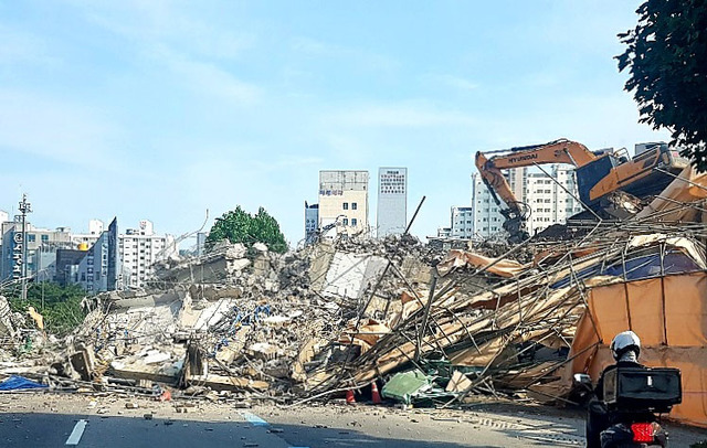 [광주=뉴시스]신대희 기자 = 9일 오후 광주 동구 학동의 한 철거 작업 중이던 건물이 붕괴, 도로 위로 건물 잔해가 쏟아져 시내버스 등이 매몰됐다. 이 사고로 버스 승객 등이 매몰돼 소방당국이 구조 작업을 벌이고 있다. (사진=독자 제공) 2021.06.08. photo@newsis.com *재판매 및 DB 금지