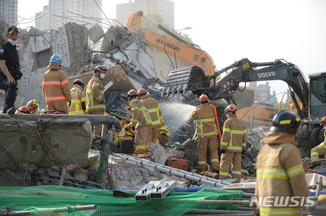 [광주=뉴시스]김혜인 기자 = 광주 동구 학동 한 주택 철거현장에서 건물이 무너져 정차중인 시내버스를 덮쳤다. 2021.06.09. hyein0342@newsis.com