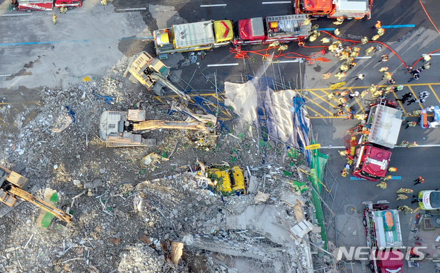 [광주=뉴시스] 류형근 기자 = 지난해 6월9일 오후 광주 동구 학동 재개발구역에서 철거 중이던 5층 건물이 붕괴돼 지나가던 버스를 덮쳤다. 119 소방대원들이 무너진 건축물에 매몰된 버스에서 승객 구조 작업을 벌이고 있다. 2021.06.09. hgryu77@newsis.com